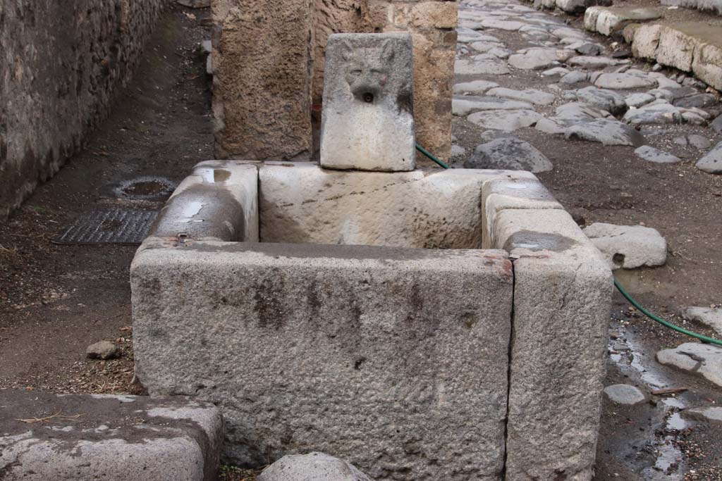 Fountain with the face of a panther, and water column at its rear, between VI.16.3 and VI.16.4 on Via del Vesuvio. October 2020.
Photo courtesy of Klaus Heese.