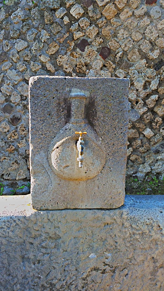 Fountain at VI.16.19 Pompeii. December 2019.
Looking west from Via del Vesuvio. Photo courtesy of Giuseppe Ciaramella.
