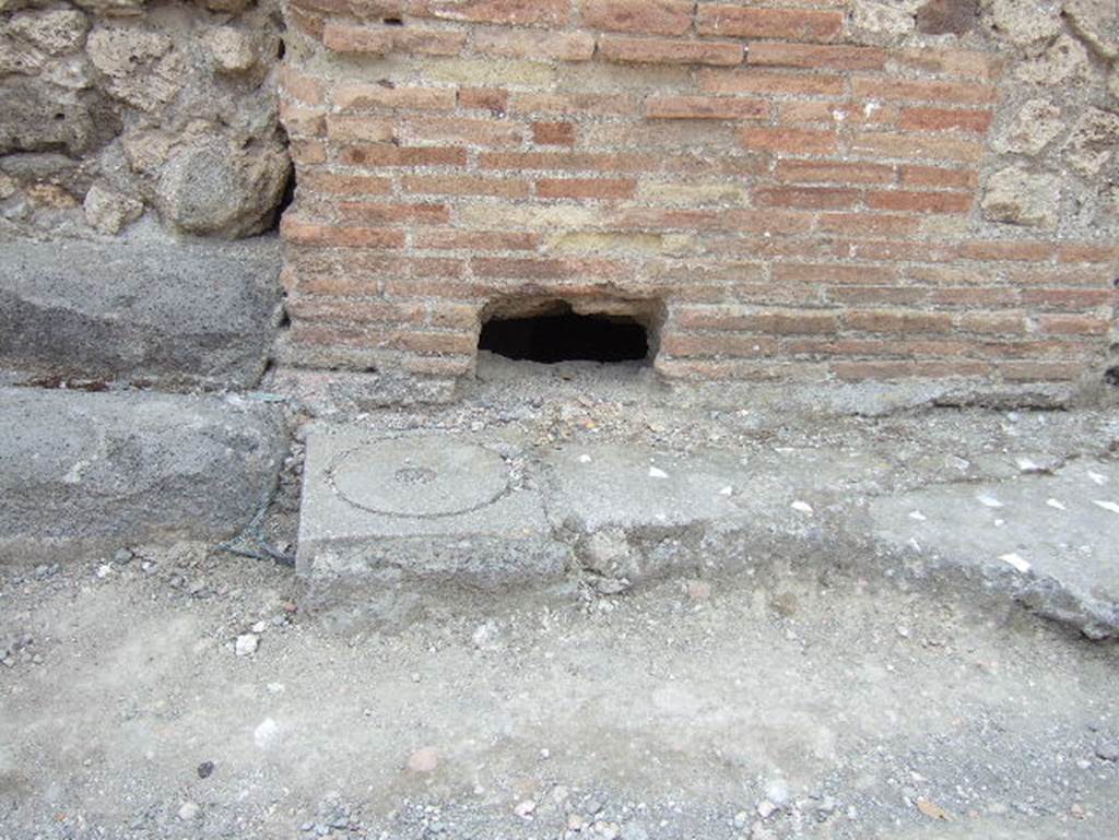 Possible site of fountain at VI.17.27, front exterior wall and pavement. May 2006.