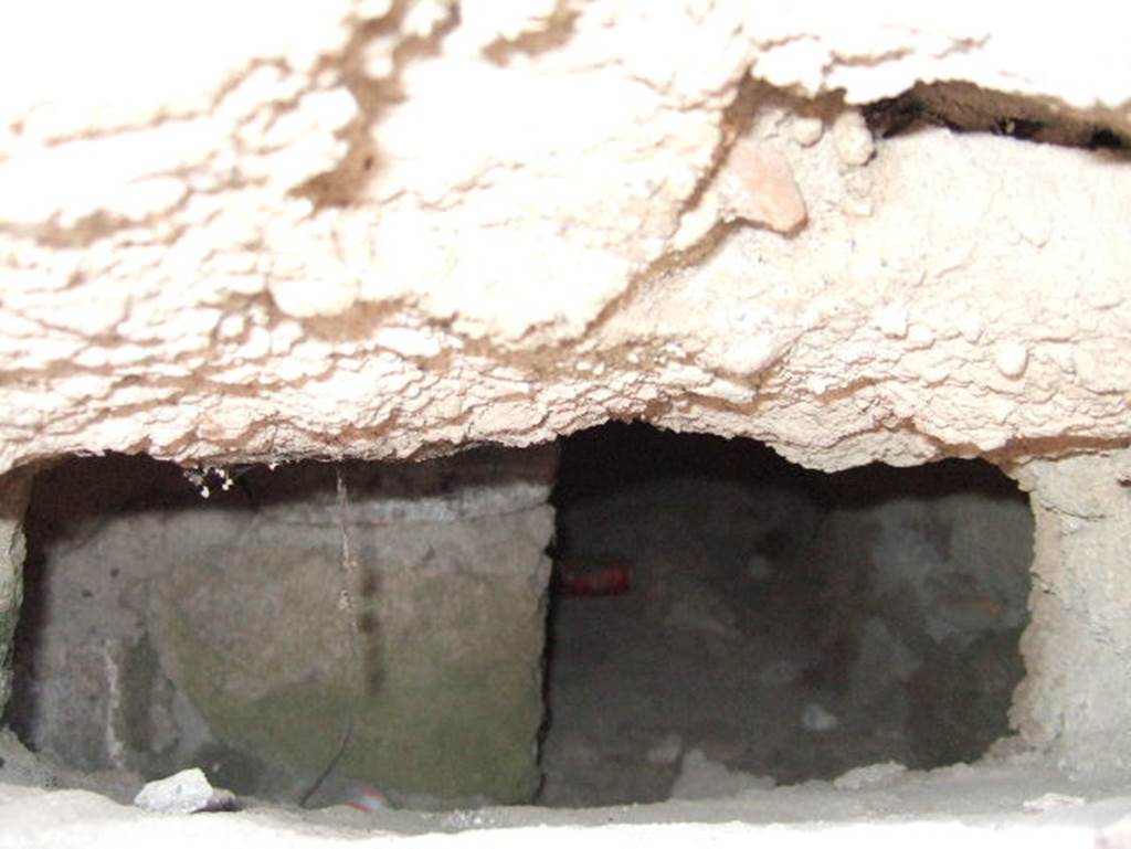 Possible site of fountain at VI.17.27, hole in front exterior wall. May 2006.