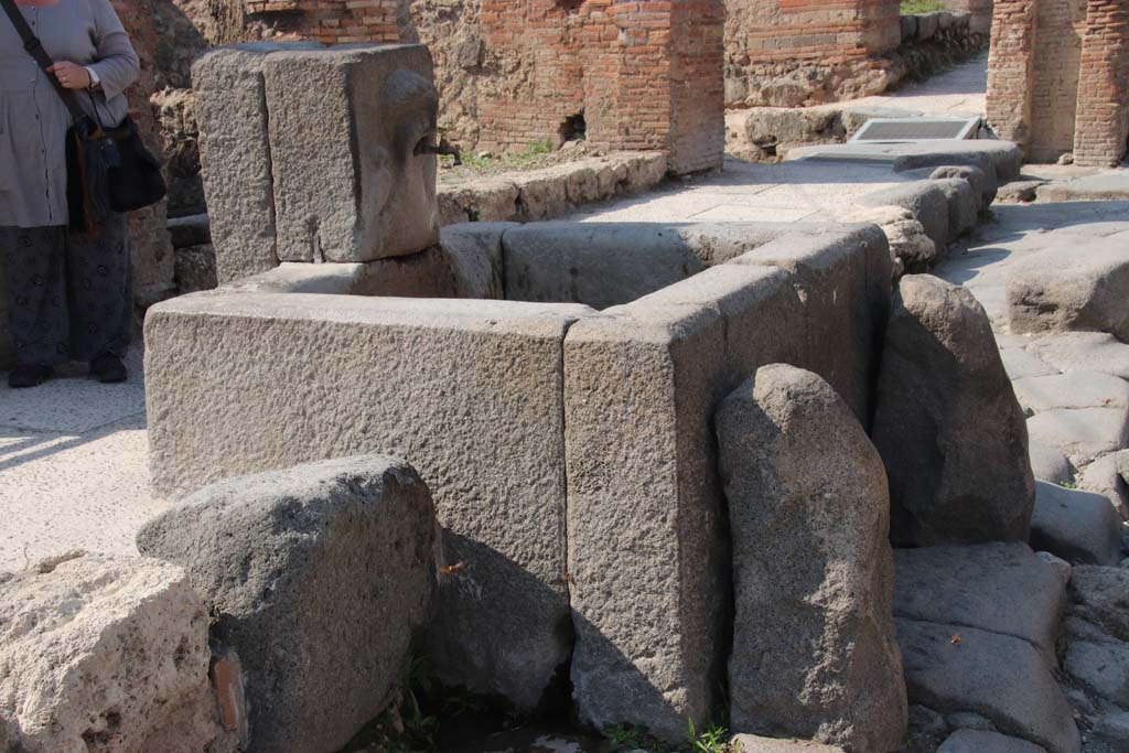 Fountain outside VII.1.32 and VII.1.33. September 2017. Looking north on Via Stabiana.
Photo courtesy of Klaus Heese.