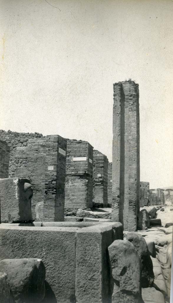 Fountain outside VII.1.32 and VII.1.33, Pompeii. 1933.
Looking north on Via Stabiana towards water tower at junction with Via degli Augustali.
Photo by Esther Boise Van Deman (c) American Academy in Rome. VD_Archive_Ph_222.