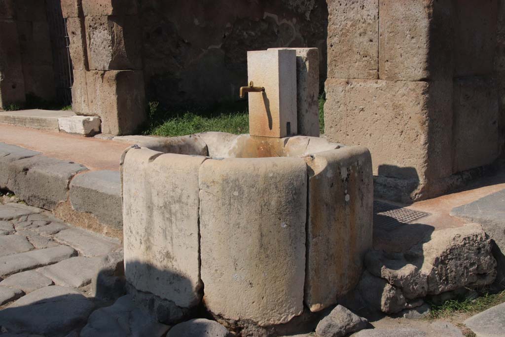 Fountain with semi-circular basin outside VII.4.32 on north side of Via degli Augustali. September 2017.
Photo courtesy of Klaus Heese.