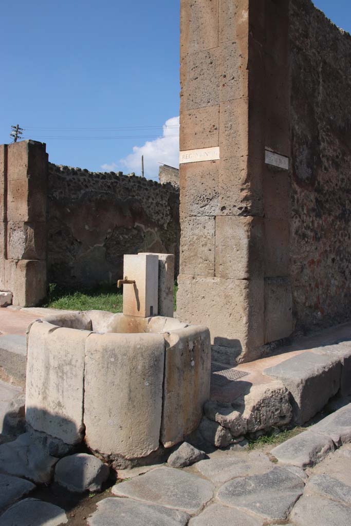 Fountain with semi-circular basin outside VII.4.32 on north side of Via degli Augustali. 
Vicolo Storto is seen on the right.  September 2017.  Photo courtesy of Klaus Heese.