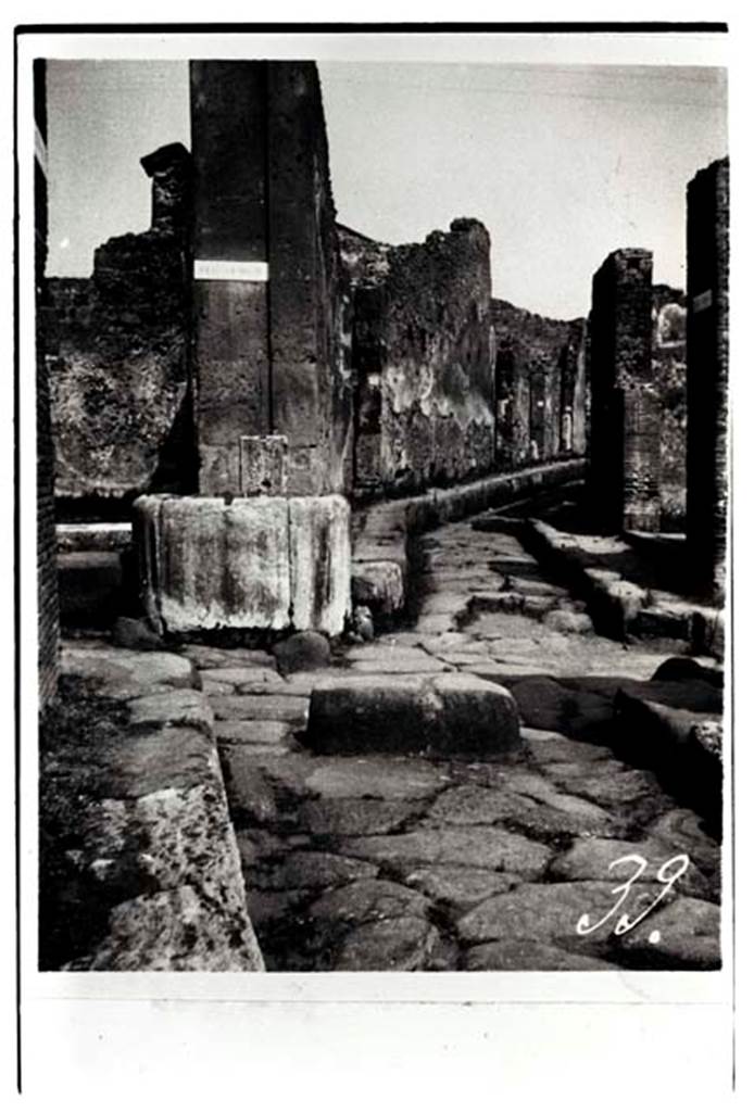 Fountain outside VII.4.32 on Via degli Augustali. W.1626. Vicolo Storto, looking north from junction with Via degli Augustali, near fountain.
Photo by Tatiana Warscher. Photo © Deutsches Archäologisches Institut, Abteilung Rom, Arkiv.