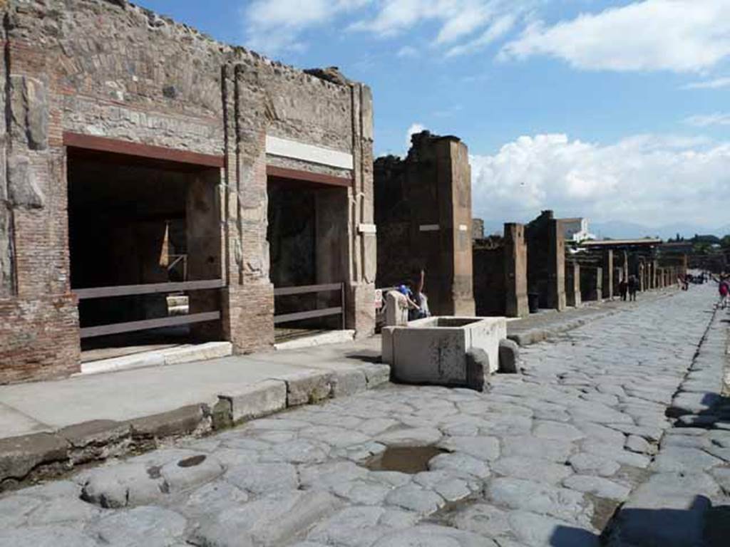 Fountain of Fortuna or Abbondanza outside VII.9.67 and VII.9.68. May 2010. 
Via dellAbbondanza, north side. Looking east to VII.9.68/67, junction to Vicolo di Eumachia, and insula VII.13.
