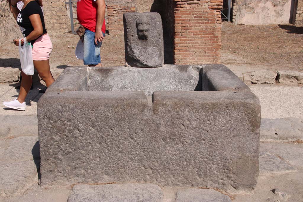 Fountain outside VII.14.13 and VII.14.14 on Via dell’Abbondanza. September 2019. Looking north.
Photo courtesy of Klaus Heese.