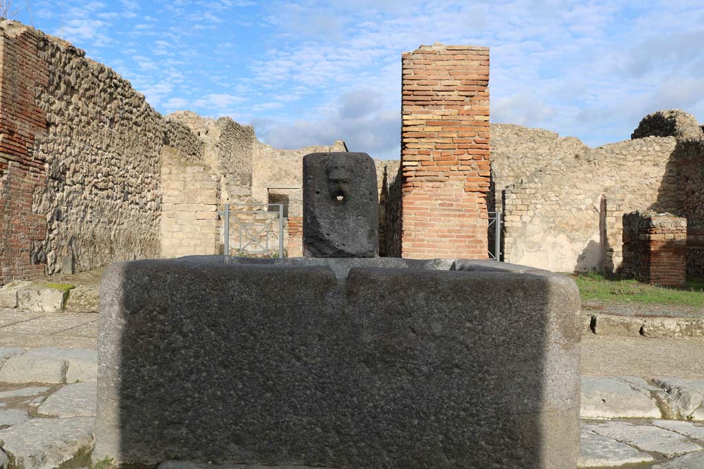 Fountain outside VII.14.13 and VII.14.14 on Via dell’Abbondanza. December 2018. Looking north. Photo courtesy of Aude Durand.