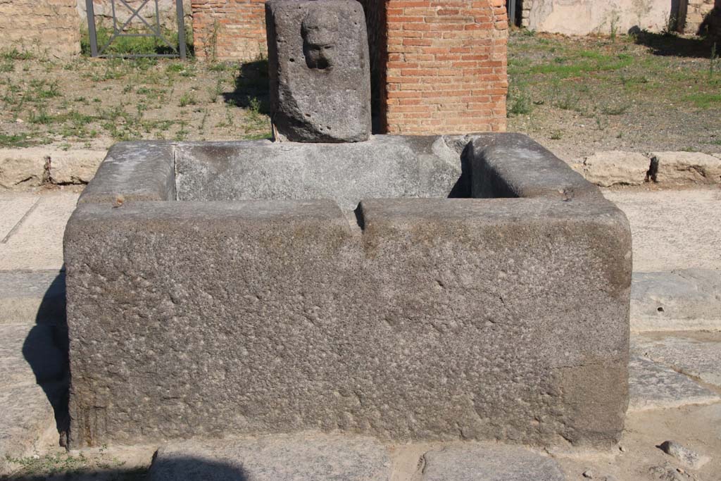 Looking north to fountain outside VII.14.13 and VII.14.14 on north side of Via dell’Abbondanza. September 2017. 
Photo courtesy of Klaus Heese.