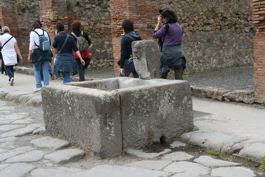 Fountain outside VII.14.13 and VII.14.14 on Via dell’Abbondanza. April 2010. Looking north-west.
Photo courtesy of Klaus Heese.