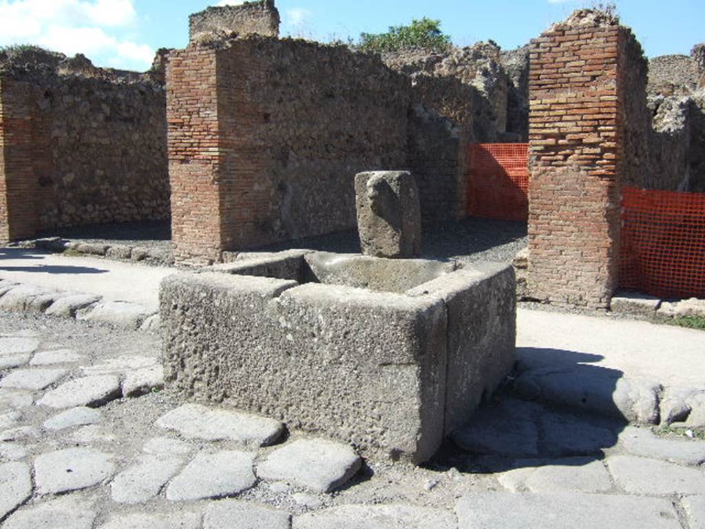 Fountain outside VII.14.13 and VII.14.14 on Via dell’Abbondanza. September 2005. Looking north.
