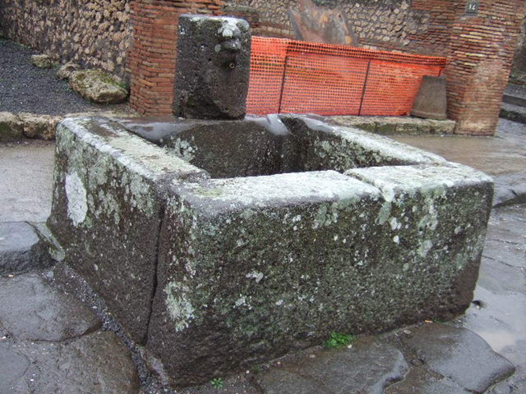 Fountain outside VII.14.13 and VII.14.14 on Via dell’Abbondanza. December 2005. Looking north-east.