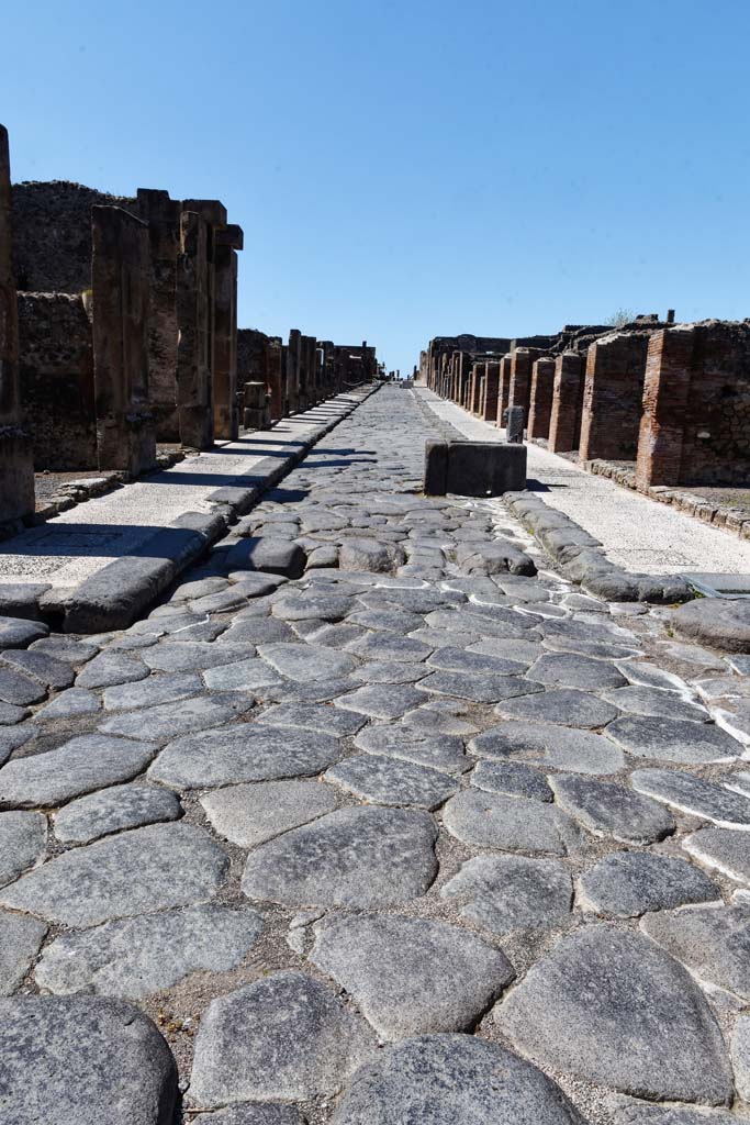 Fountain outside VII.14.13 and VII.14.14 on Via dell’Abbondanza. April 2021. 
Looking west between VIII.5, on left, and VII.14, on right. 
Photo courtesy of Nicolas Monteix and Sandra Zanella.