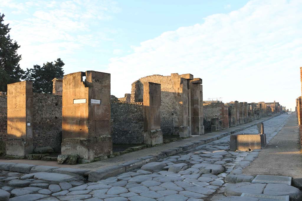 Fountain outside VII.14.13 and VII.14.14 on Via dell’Abbondanza, Pompeii, south side. December 2018. 
Looking west from junction with Via dei Teatri, on left, and VIII.5.31 and VIII.5.30 on corner. Photo courtesy of Aude Durand.