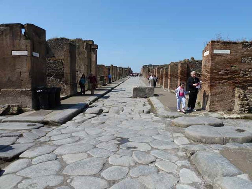 Fountain outside VII.14.13 and VII.14.14 on Via dell’Abbondanza. May 2010. Looking west to crossroads with Via dei Teatri, on left, and Vicolo del Lupanare, on right.
