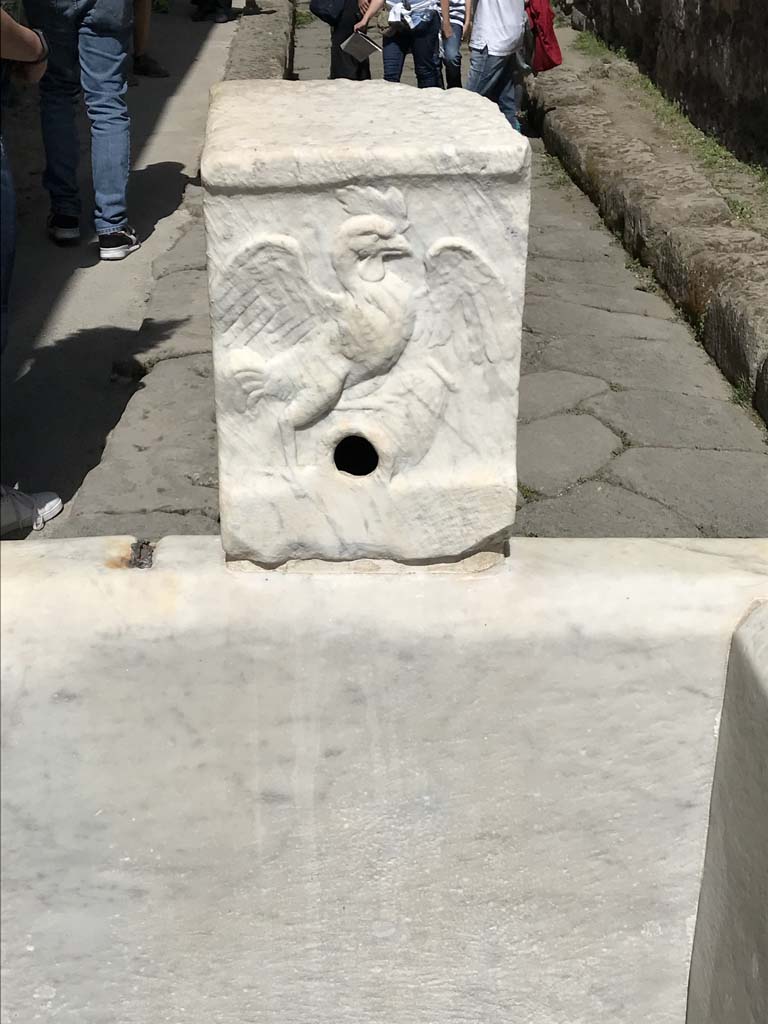 VII.15.1 Pompeii. April 2019. Fountain in Vicolo del Gallo showing relief of the Gallo (Cockerel).
Photo courtesy of Rick Bauer.