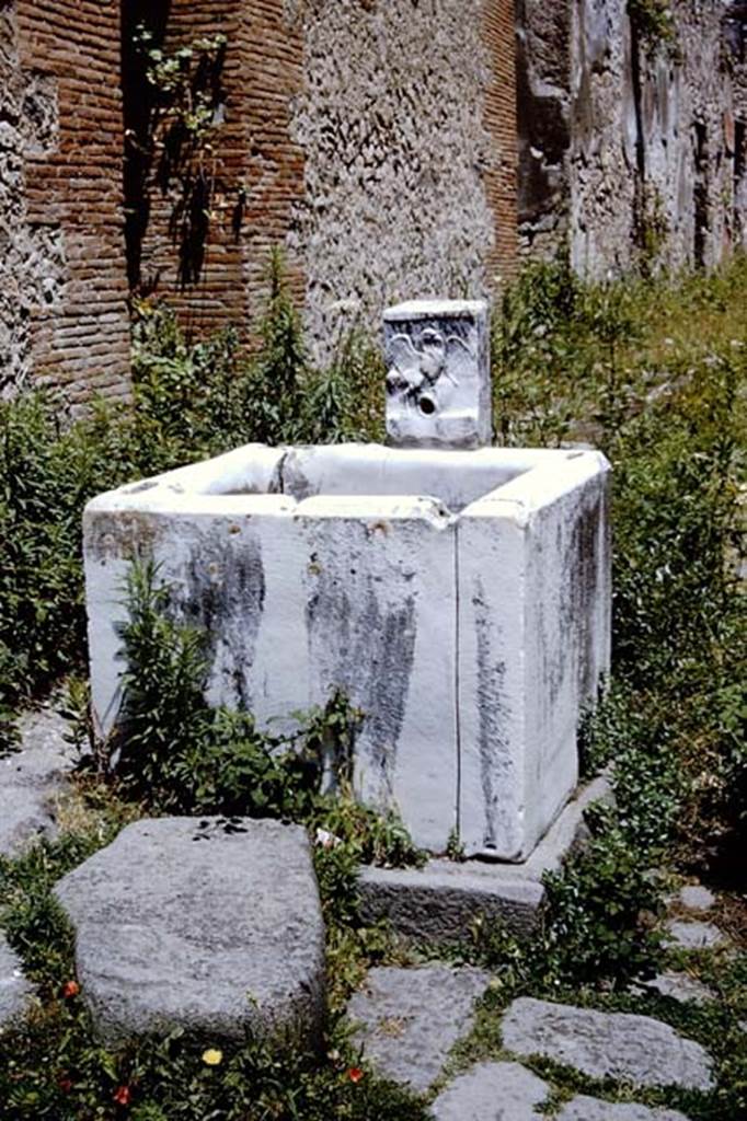 VII.15.1 Pompeii. 1964. Fountain in Vicolo del Gallo. Photo by Stanley A. Jashemski.
Source: The Wilhelmina and Stanley A. Jashemski archive in the University of Maryland Library, Special Collections (See collection page) and made available under the Creative Commons Attribution-Non Commercial License v.4. See Licence and use details.
J64f0851