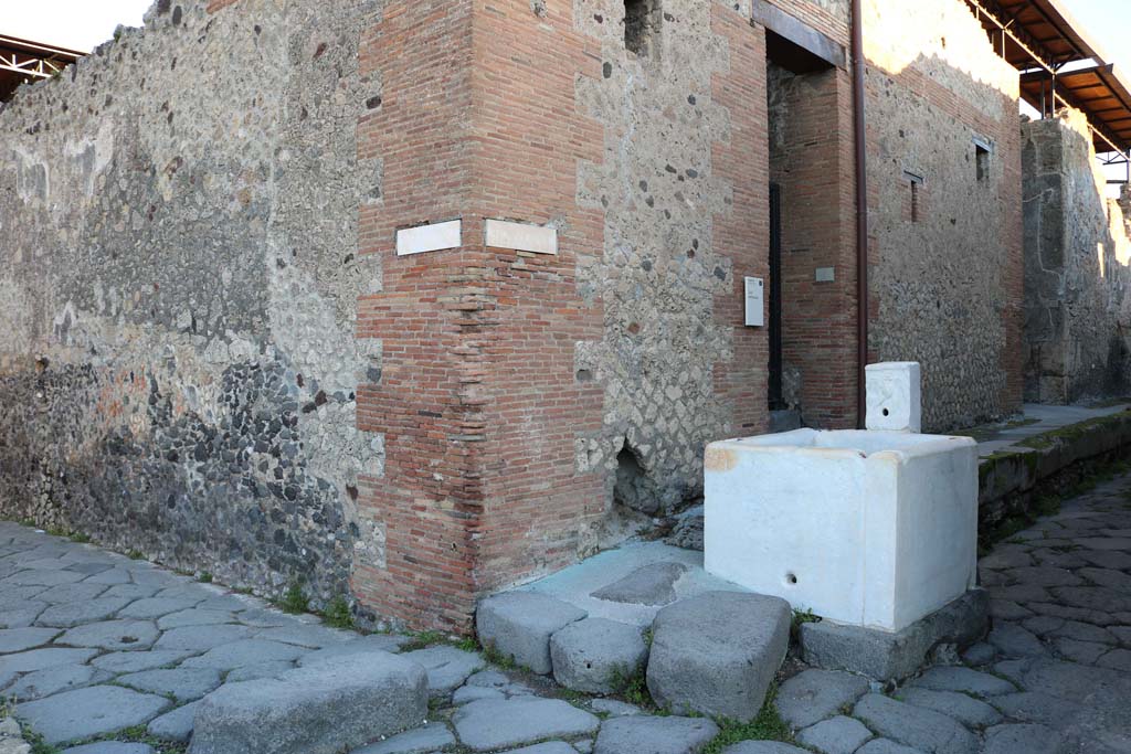 Fountain in Vicolo del Gallo, outside VII.15.1, on right, Pompeii. December 2018. 
Looking towards junction with Vicolo dei Soprastanti, on left. Photo courtesy of Aude Durand.