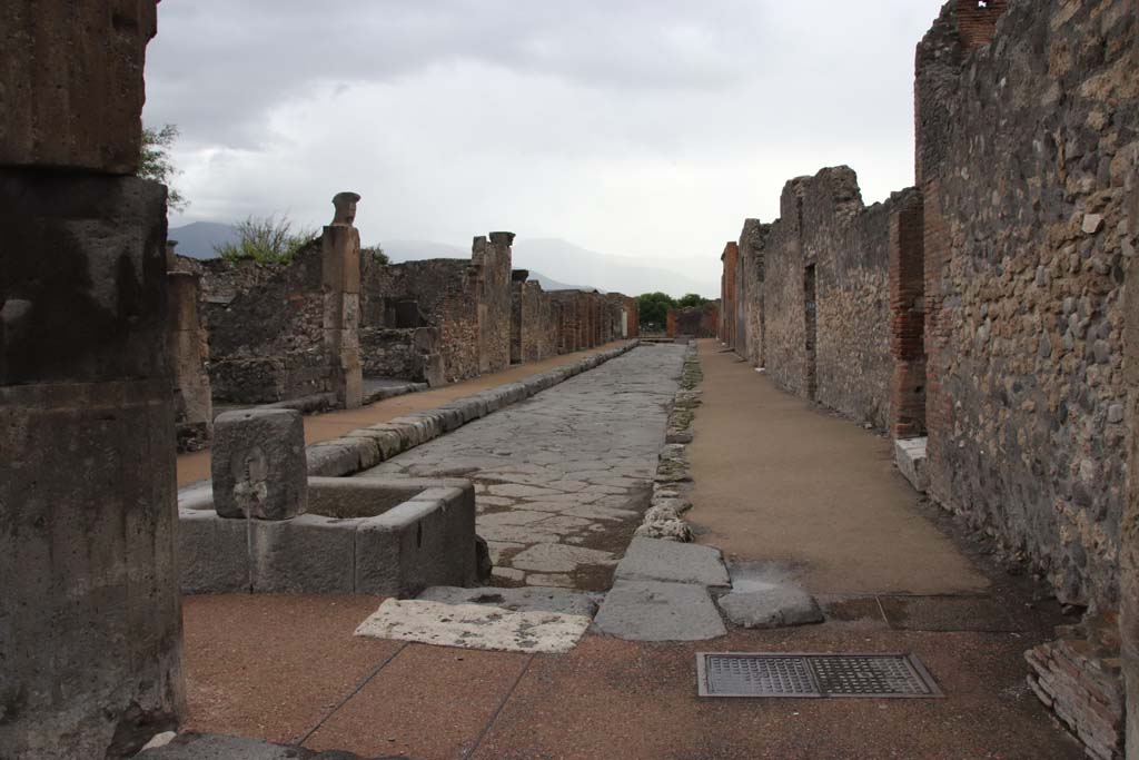 Fountain outside VIII.2.11 on Via delle Scuole. October 2020. Looking south from the Forum. Photo courtesy of Klaus Heese.