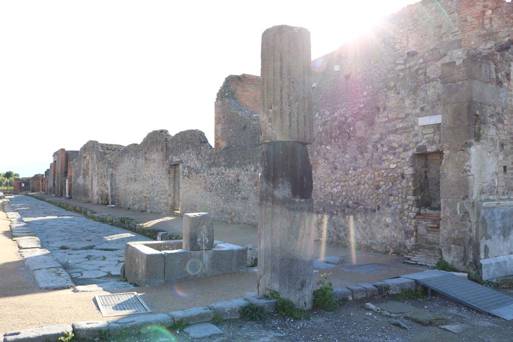 Fountain outside VIII.2.11 on Via delle Scuole, Pompeii. December 2018. 
Looking south past rear of fountain along west side of VIII.2, from Forum. Photo courtesy of Aude Durand.