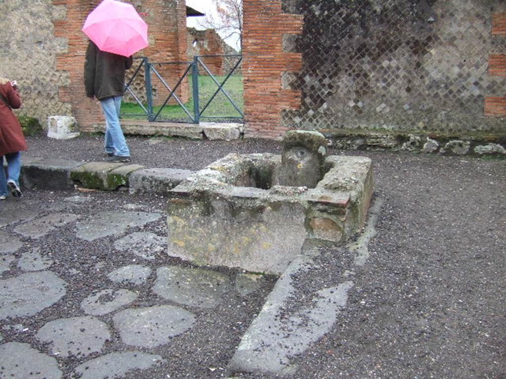 Fountain at VIII.2.20. December 2005. Looking south.