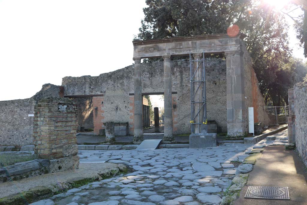 Fountain outside VIII.7.30 Pompeii on Via del Tempio d’Iside. December 2018. 
Looking south-east from Via dei Teatri across junction to fountain in Via del Tempio d’Iside. Photo courtesy of Aude Durand.