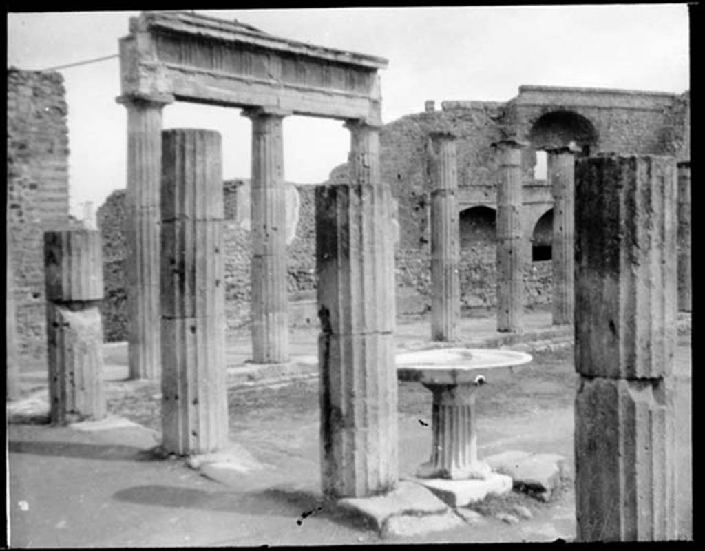 Fountain on Triangular Forum. Triangular Forum looking east from north side. Photo by B. M. Blackwood. 1923?
Used with the permission of the Institute of Archaeology, University of Oxford. File name blackwood016 Resource ID.24612 
See photo on University of Oxford HEIR database