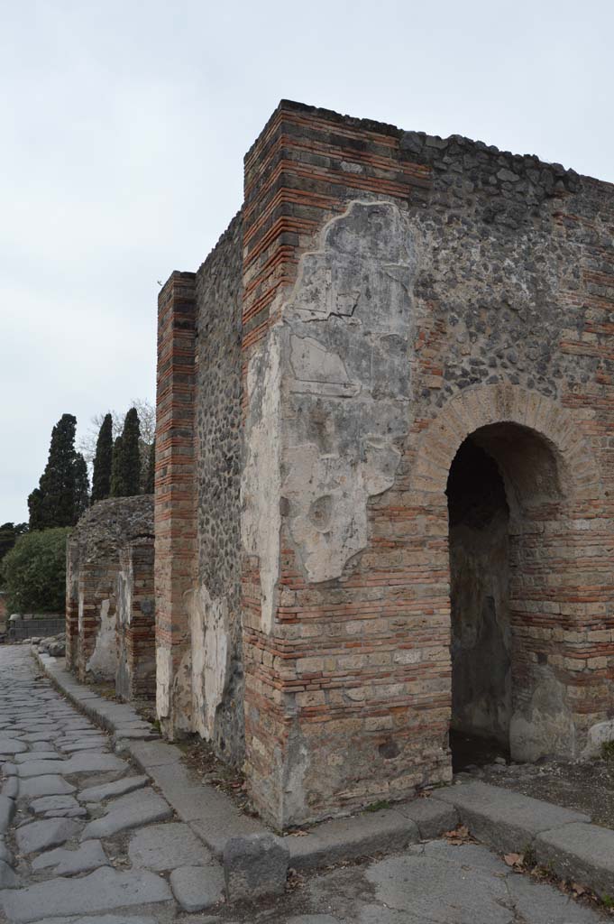 Porta Ercolano or Herculaneum Gate, Pompeii. March 2018. 
Looking towards remaining stucco on east side. 
Foto Taylor Lauritsen, ERC Grant 681269 DÉCOR