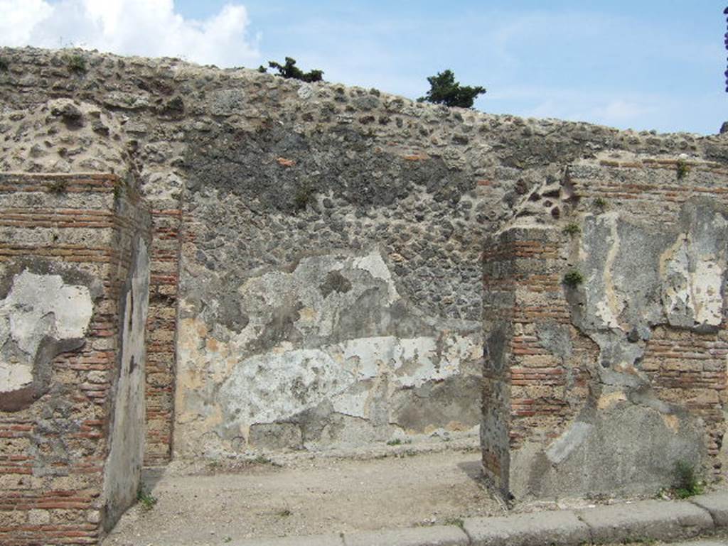 Pompeii Porta Ercolano or Herculaneum Gate. May 2006. Looking east towards east side, with central pilaster on right.