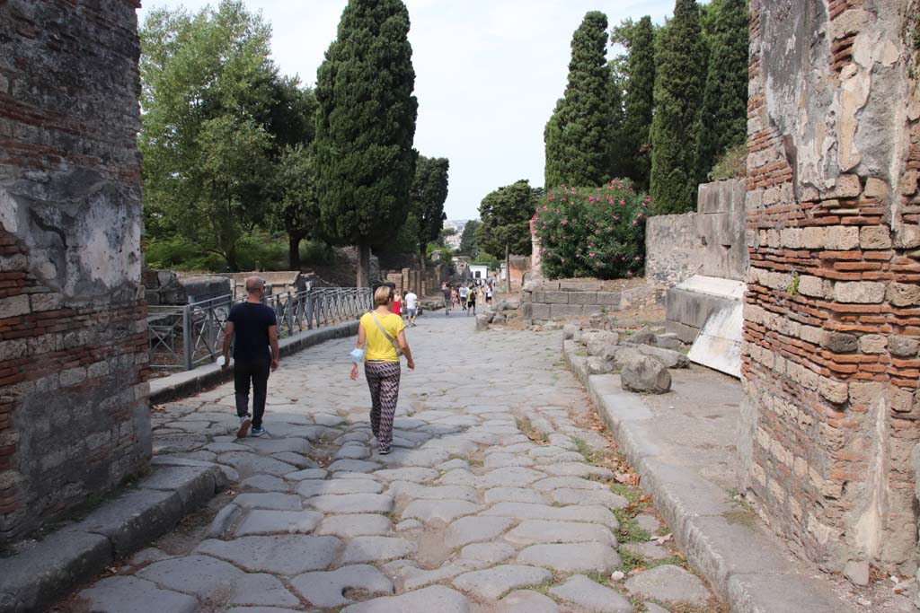 Pompeii Porta Ercolano or Herculaneum Gate. September 2021.  
Looking north through Gate towards Via dei Sepolcri, from area of “portcullis”. Photo courtesy of Klaus Heese.