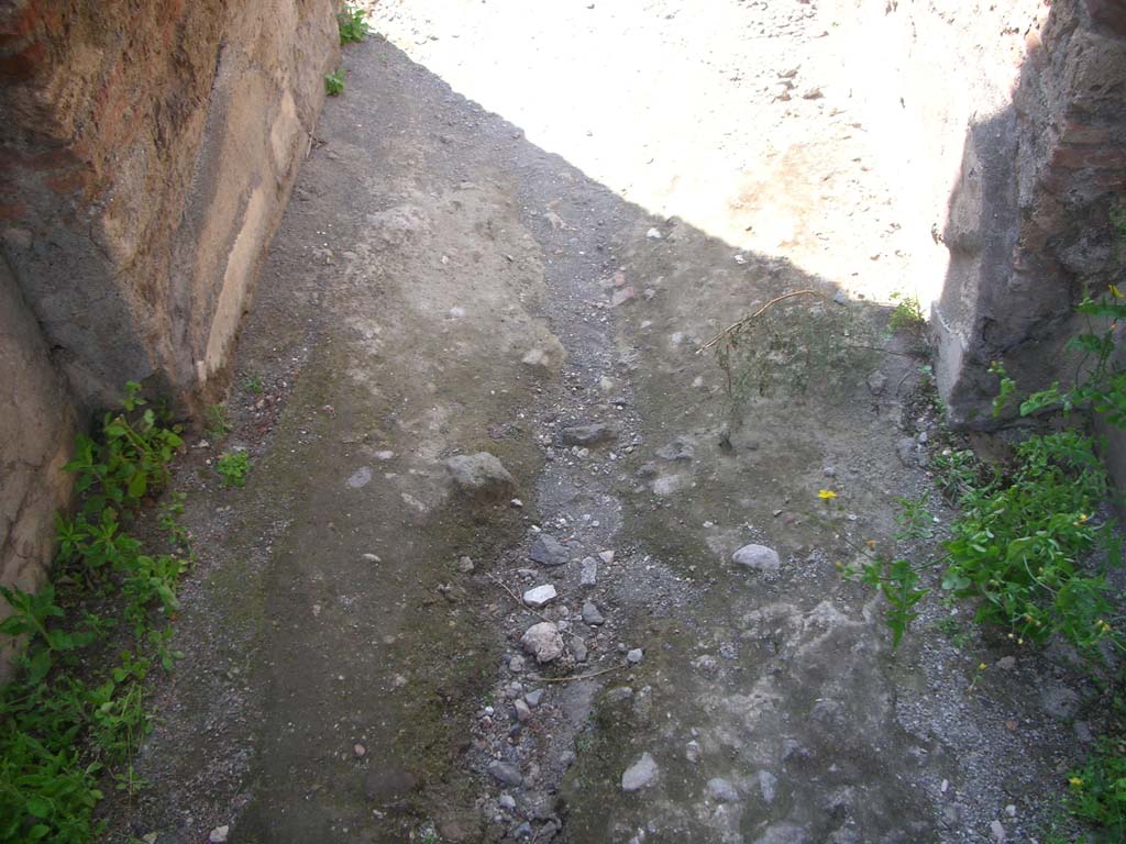 Porta Ercolano or Herculaneum Gate, Pompeii. May 2010. 
East side of gate, detail of flooring at north end. Photo courtesy of Ivo van der Graaff.