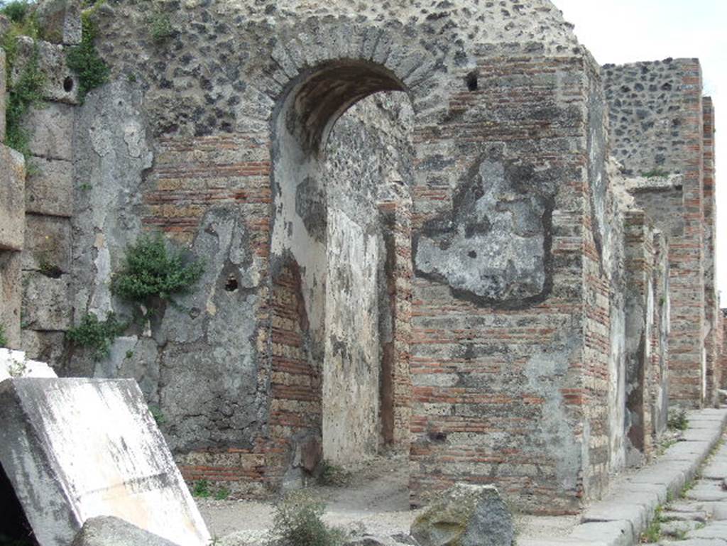 Pompeii Porta Ercolano or Herculaneum Gate. May 2006. Looking south through east side.