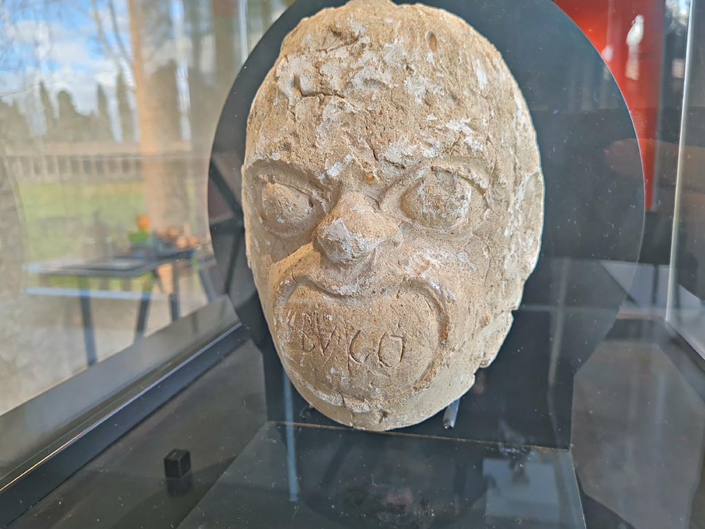Porta Ercolano or Herculaneum Gate, Pompeii. March 2024. Photo courtesy of Giuseppe Ciaramella.
No.2 - Model of a plaster mask, from Porta Ercolano, Pompeii, (Ist century AD).
On display in exhibition in Palaestra entitled – “L’altra Pompei, vite comuni all’ombra del Vesuvio”.