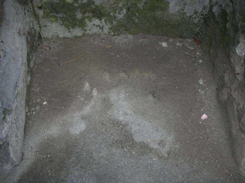 Porta Marina, Pompeii. May 2011. Detail of flooring of ledge in centre of niche. Photo courtesy of Ivo van der Graaff.