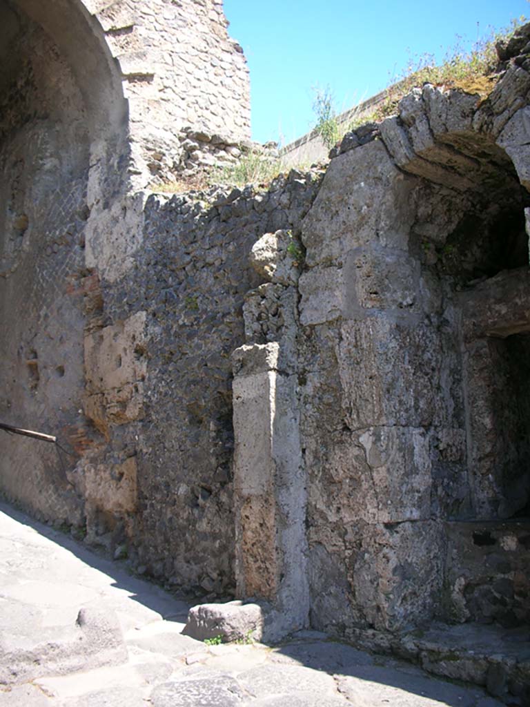 Porta Marina, Pompeii. May 2011. 
South wall on west side of arched niche. Photo courtesy of Ivo van der Graaff.