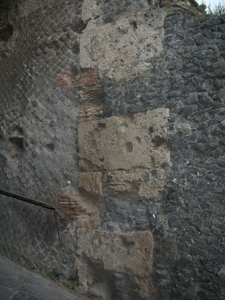 Porta Marina, Pompeii. May 2011. 
Detail from south wall of tunnel for larger goods and animals. Photo courtesy of Ivo van der Graaff.