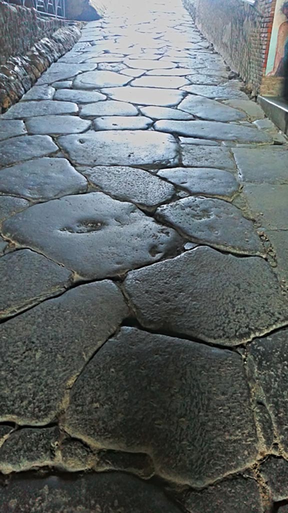 Porta Marina, Pompeii. December 2019. 
Looking east through tunnel under arch, into city. Photo courtesy of Giuseppe Ciaramella.
