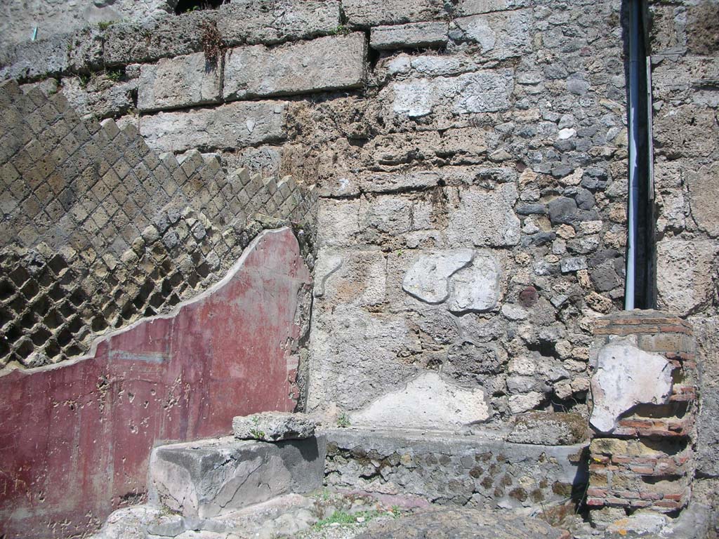 Porta Marina, Pompeii. May 2011. Wall on north side of gate, with benches. Photo courtesy of Ivo van der Graaff.