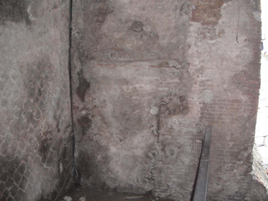 Porta Marina, Pompeii. May 2010. Lower east wall of pedestrian tunnel. Photo courtesy of Ivo van der Graaff.