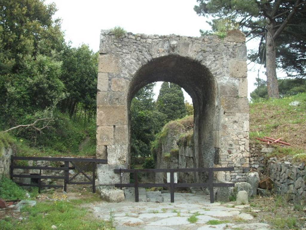 Pompeii Porta Nola. May 2005. Looking east out from city. According to Eschebach, this gate may also have been known as Porta Campana, and Porta Dianensis?. See Eschebach, L., 1993. Gebäudeverzeichnis und Stadtplan der antiken Stadt Pompeji. Köln: Böhlau. (p.11)