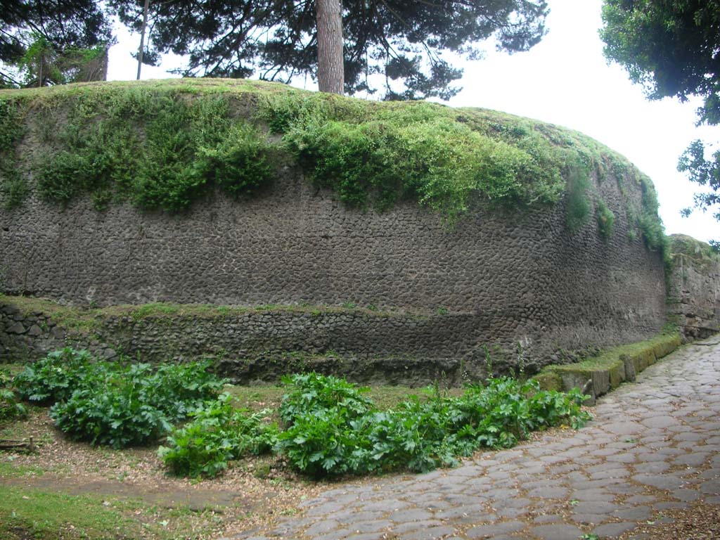 Near Nola Gate, Pompeii. May 2010. City walls on south side of gate, at east end. Photo courtesy of Ivo van der Graaff.
