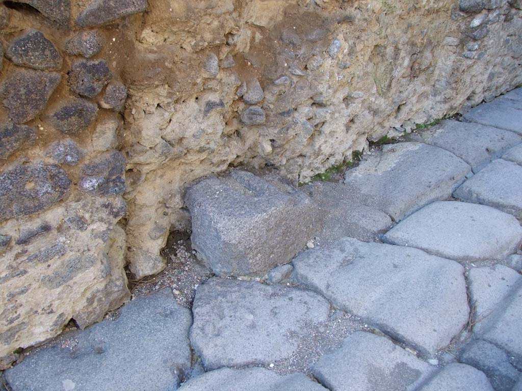 Pompeii Porta di Nocera. December 2006. Gate post mounting, looking north along west side.
