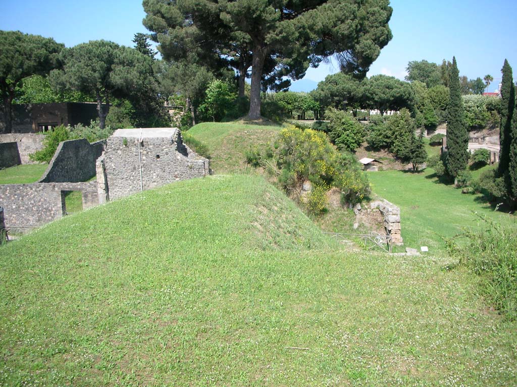 Porta di Nocera or Nuceria Gate, Pompeii. May 2010. 
From agger on west side, looking east to south side of Nocera gate. Photo courtesy of Ivo van der Graaff.