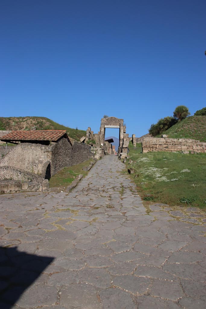 Pompeii Porta di Nocera. October 2022. 
Via di Nocera leading to gate. Looking north from Via delle Tombe. Photo courtesy of Klaus Heese.