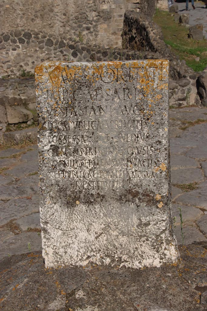 Pompeii Porta di Nocera. October 2022. 
Cippus of Titus Suedius Clemens, south side, looking north. Photo courtesy of Klaus Heese.