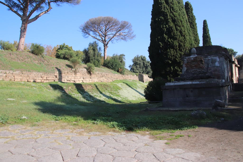 Via delle Tombe, Pompeii. October 2022. 
Looking north-east towards city walls and tombs, from junction with Via di Nocera. Photo courtesy of Klaus Heese.