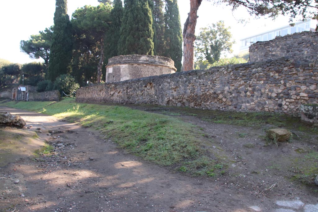 Via delle Tombe, Pompeii. October 2022. 
Looking south-east from junction with Via di Nocera. Photo courtesy of Klaus Heese.