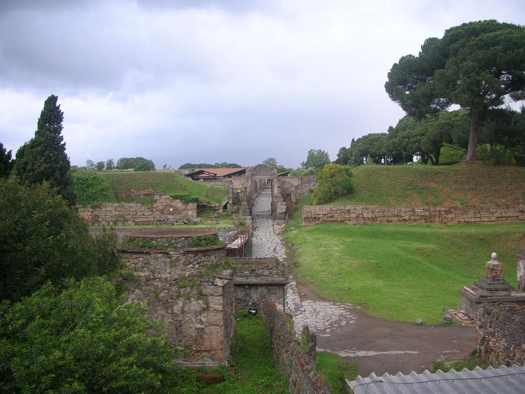 Porta di Nocera or Nuceria Gate, Pompeii. May 2010. 
Looking north towards gate and Via di Nocera from junction with Via delle Tombe. Photo courtesy of Ivo van der Graaff.