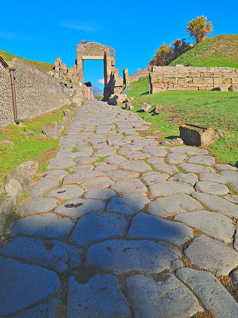 Pompeii Porta Nocera. October 2024. 
Looking north towards Porta Nocera, from the cippus on Via delle Tombe. Photo courtesy of Giuseppe Ciaramella.