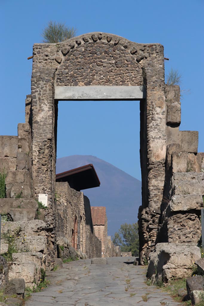 Pompeii Porta di Nocera. October 2022. 
Looking north into the city from the outside. Photo courtesy of Klaus Heese.